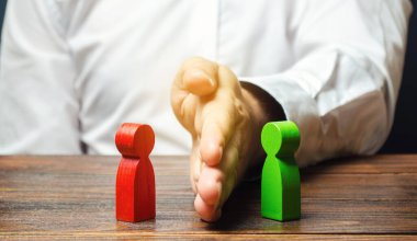 Avuç içiyle kırmızı ve yeşil insan figürlerini bölüyor. Uydu, tartışmalı sorunların ve çıkar çatışmalarının çözümü. Anlaşmazlığı durdurun, arabulucuyu. Tartışma çözünürlüğü.