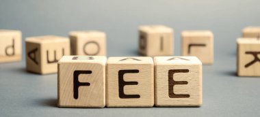 Tahta bloklar, harç ve rastgele dağılmış küplerle. Belirli bir hizmet için sabit fiyat. İş ve finans kavramı. Maliyetler, ücretler, komisyonlar, cezalar. Maliyet ve vergiler.