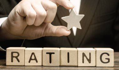 İşadamı ahşap blokların üzerinde 