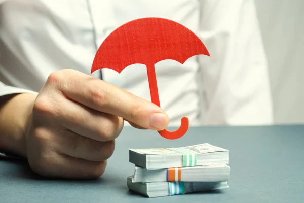 Egy Biztosítási Ügynök Piros Esernyőt Tart Dollárszámlák Felett Takarékpénztár Vigyázok — Stock Fotó