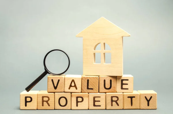 Blocchi Legno Con Parola Value Property Casa Con Una Lente — Foto Stock