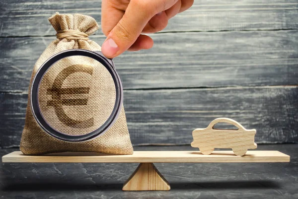 Bolsa Dinero Euro Con Coche Madera Miniatura Balanza Seguro Auto —  Fotos de Stock