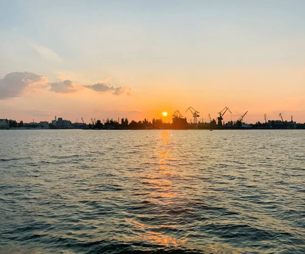 Flusshafen Mit Schiffen Bei Sonnenuntergang Logistik Und Infrastruktur Industrie Und — Stockfoto