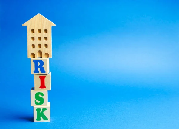 Bloques Madera Con Palabra Risk Una Casa Miniatura Riesgo Inversión — Foto de Stock