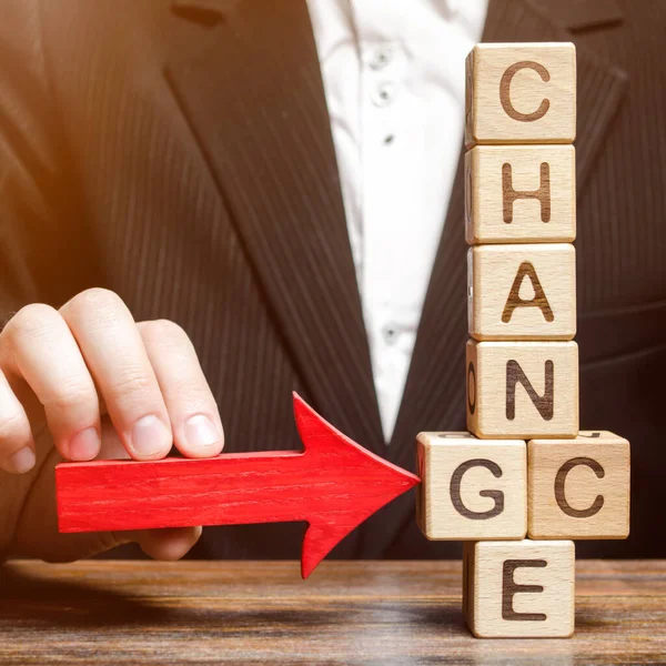 Biznesmen Wskazuje Drewniane Klocki Słowem Change Chance Rozwój Osobisty Wzrost — Zdjęcie stockowe