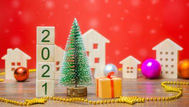 Ahşap bloklar 2021, Noel ağacı, minyatür evler ve hediyeler. Yeni yıl ya da Noel kış tatili. Dekorasyon, kutlama. Yeni yılın başlangıcı konsepti. Kar yağışıweather condition