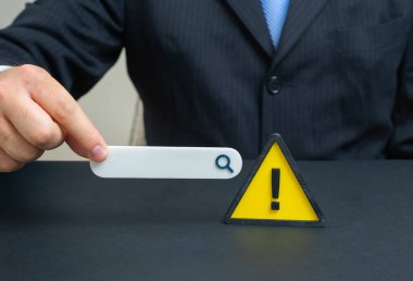 Arama çubuğu ve uyarı işareti. Güvenli arama. İnternetteki hassas bilgiler. Siber güvenlik riskleri, çevrimiçi mahremiyet, veri koruması, dijital güvenlik, İnternet düzenlemesi, kullanıcı bilinçlendirme eğitimi