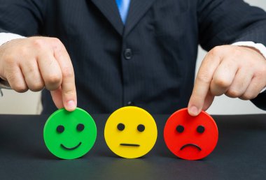 Bir iş adamı bir anket yapar. Çalışan anketi ve geri bildirim. Şirket kültürü, HR stratejisi, işyeri analizi, iş memnuniyeti, verimlilik artışı, yönetim araçları, organizasyonel araştırma