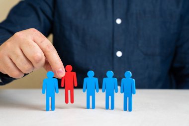 Şirket müdürü ya da lideri takım üyelerinin sırasına kırmızı bir insan figürü yerleştiriyor. İK süreçleri, işe alım başarısı, terfi ya da bir kazananı belirleme. Takım yönetimi