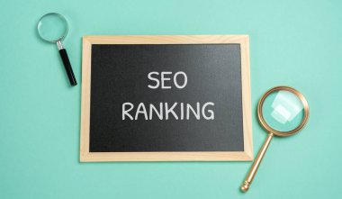 Kurulda SEO sıralaması var. Özel bir anahtar sözcük veya ifade için arama motoru sonuç sayfalarında (SERP 'ler) bir web sitesi veya web sayfası konumlandırın. İnternet ve teknoloji kavramı