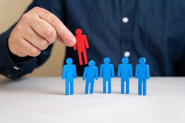 Şirket müdürü mavi yerine çalışanlardan oluşan kırmızı bibloyu seçiyor. Bir işçiyi işten çıkarma ve personel azaltma kavramı. İK işlemleri, işe alım başarısı