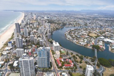 Sörfçü cennet - Gold Coast Queensland Avustralya Brisbane nehirde. Bu Avustralya'da en popüler turistik biridir.