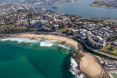 Newcastle plaj ve konut ve ticari alanlar ve Hunter river - Newcastle Port arka planda gösterilen Cbd bir havadan görünümü.