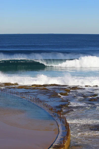 Büyük Dalgalar Newcastle Beach Nsw Avustralya Kano Havuzda Infront Kır — Stok fotoğraf