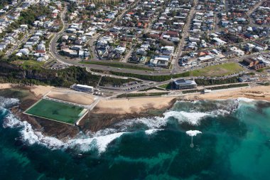Watanobbi plaj ve okyanus banyoları havadan görünümü. Bu plaj ve surburb Newcastle popüler parçalarıdır - New South Wales ikinci büyük şehri. Okyanus yan surburbs Watanobbi gibi çok popüler olan.