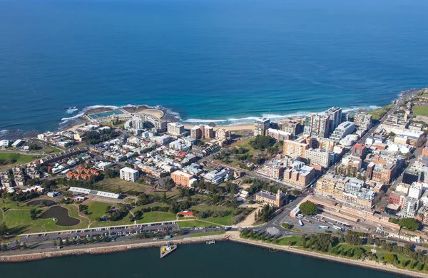 Newcastle ve Newcastle hava görünümünü plaj. Deniz delik, doğu ucunda, avcı Nehir suların çekildiği kıyı, Newcastle Beach ve Cbd alan.