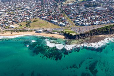 Bar Beach ve aşçılar Hill Newcastle Avustralya banliyösünde hava görünümünü. Cbd alanının güneyinde bu plaj yan banliyösü popüler bir alandır.