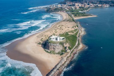 Nobbys deniz feneri Newcastle Avustralya bölgesel en büyük şehirlerinden biri avcı Nehri'nin ağzında önemli bir dönüm noktası olduğunu. Nobbys plaj sörf dalgalar ile popüler bir yer