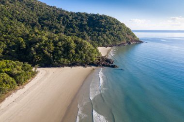 Noah Beach havadan görünümü Cairns kuzeyinde Daintree kıyısında yer alan. Rainforest coastland Queensland Avustralya bozulmamış bu bölümünü okyanusta karşılar.