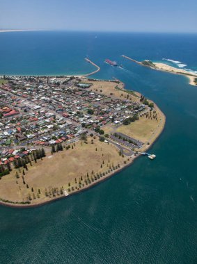 Bir kömür gemisi Newcastle için denizaşırı bir hedef bağlı liman bırakır. Stockton ve liman tarafındaki Nobbys Beach Limanı yan surburb.