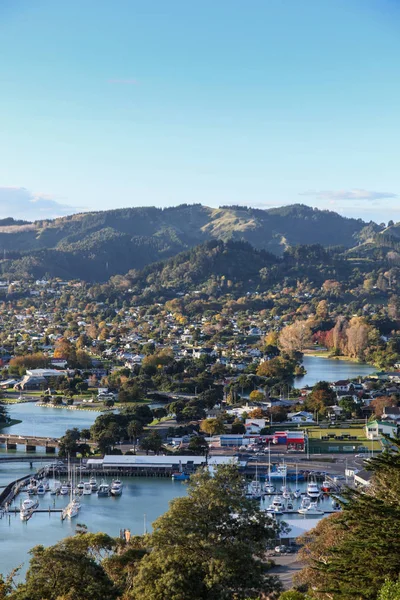 Gisborne 是位于新西兰北岛东海岸的一个风景秀丽的地区小镇 塔里赫鲁河流经小镇 — 图库照片