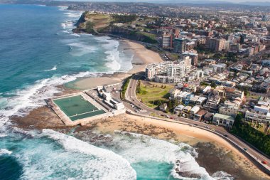 Newcastle plaj ve okyanus banyoları hava görünümünü Cbd bölgesine birkaç dakika mesafede yer alır. Newcastle birkaç saat Doğu kıyısında Sydney kuzeyinde yer alan tarihi bir şehir olduğunu.