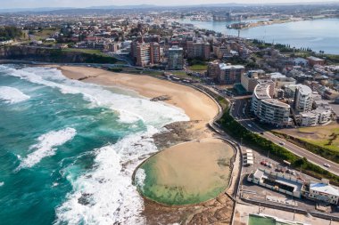 Havadan görünümü Newcastle okyanus banyoları ve Newcastle Beach. Newcastle plaj alanı ziyaret etmek için popüler bir yerdir Cbd birkaç dakika mesafede yer alan