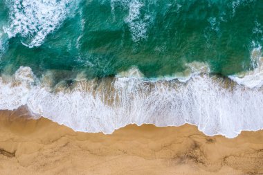 Yukarıdan aşağıya Dudley Beach - Newcastle Avustralya kum üzerine çökmesini dalgalar görünümünü