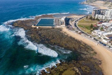 Newcastle banyoları ve deniz delik hava görünümünü. Newcastle NSW popüler bir yer ve ikinci en eski şehir Avustralya'da ve bazı güzel sahil şeridi üzerinde bulunan.
