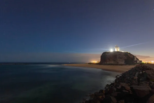 Nobbys Deniz Feneri Newcastle Nsw Avustralya Bir Işıklı Noght Görünümü — Stok fotoğraf