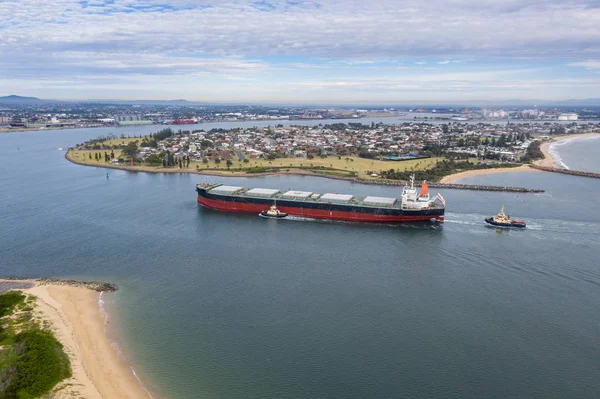 Kohleschiff läuft in Newcastle Port ein - newcastle nsw australia — Stockfoto