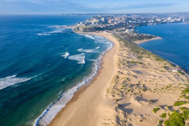 Nobbys Plajı ve Newcastle Limanı-havadan görünüm-Newcastle NSW