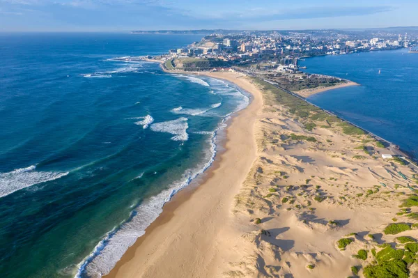 Nobbys Beach och Newcastle Harbour-utsikt från luften-Newcastle NSW — Stockfoto