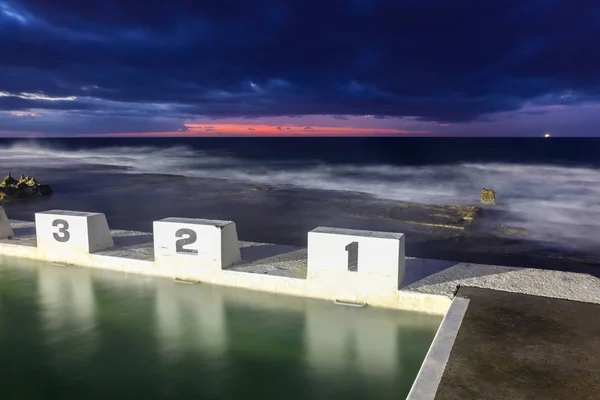 Merewether Ocean Baths - Blocchi di partenza iconici all'alba — Foto Stock