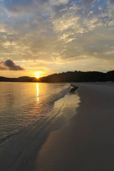 Soluppgång på Whitehaven Beach-Whitsunday Island långt norr drottningar — Stockfoto