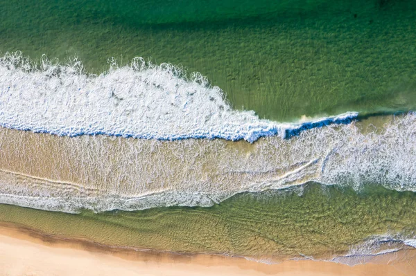 Dudley plaj beacking dalgalar - Newcastle Nsw Avustralya — Stok fotoğraf