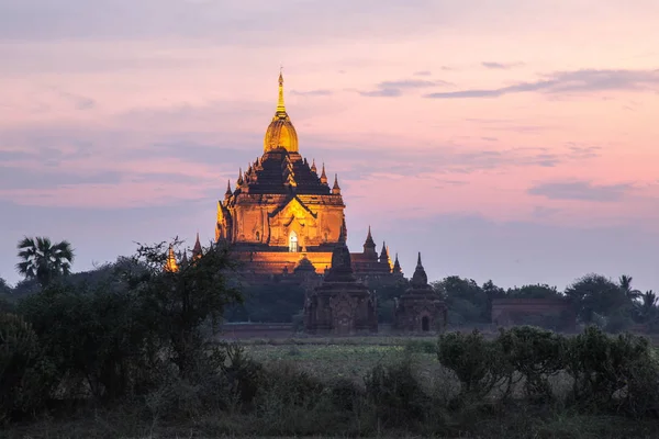 Nascer do sol através dos templos Bagan Myanmar — Fotografia de Stock