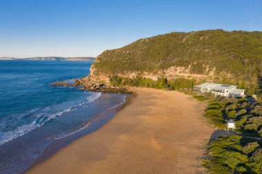 NSW merkez sahilindeki Killcare 'deki güzel Putty Beach' in hava manzarası. Putty Beach - NSW Avustralya