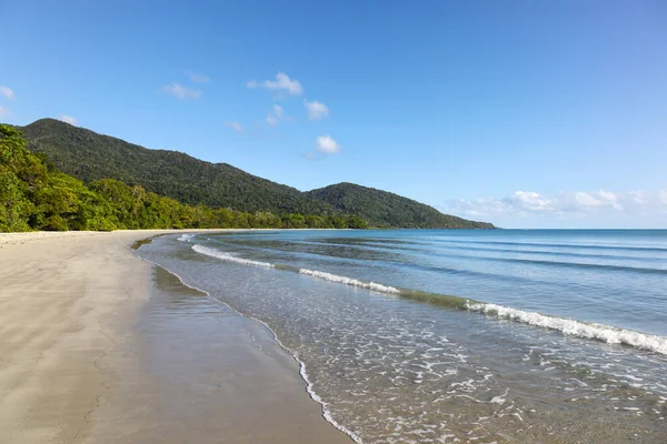 Tropikal yağmur ormanlarının kıyıya ulaştığı Cape Tribulation 'daki boş plaj. Cairns 'in kuzeyindeki Daintree bölgesi çok güzel bir yerdir..