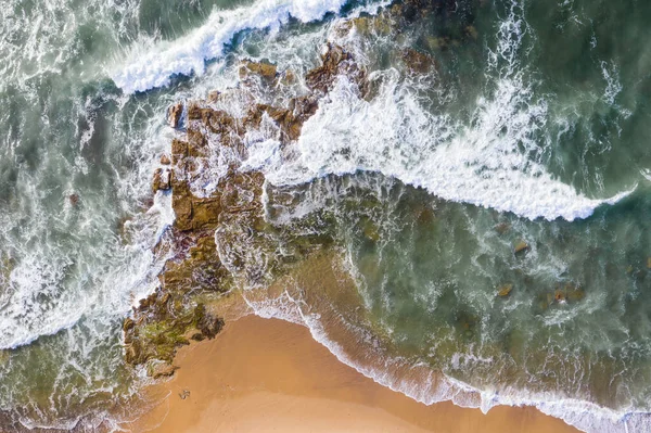 Vista Aérea Olas Rompiendo Rocas Dudley Beach Newcastle Nsw Australia —  Fotos de Stock