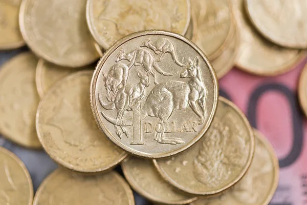 Uma Moeda Australiana Dólar Desmonta Uma Pilha Moedas Notas Bancárias — Fotografia de Stock