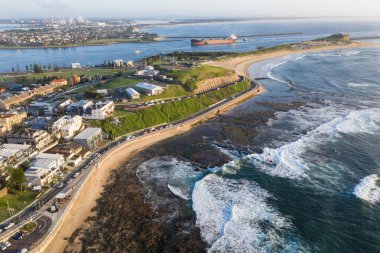 Newcastle Limanı 'na giren Kömür Gemisi ile Fort Scratclhley' in hava görüntüsü. Newcastle NSW Avustralya