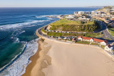 Nobbys Plajı ve Fort Scratchley 'in hava manzarası Newcastle NSW Avustralya