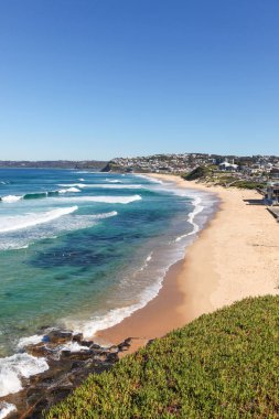Newcastle NSW Avustralya 'da Bar Beach ve Merewether arasındaki güzel sahilin manzarası. Newcastle, Avustralya 'nın NSW' deki en büyük bölgesel kentlerinden biridir..