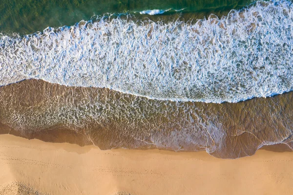 波と砂でニューサウスウェールズ州中央海岸のパテビーチのトップダウンビュー — ストック写真