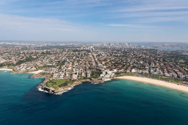 Ünlü Bondi Sahili 'nin havadan görünüşü. Sydney' nin CBD 'sine yakın en ünlü plajlardan biri.