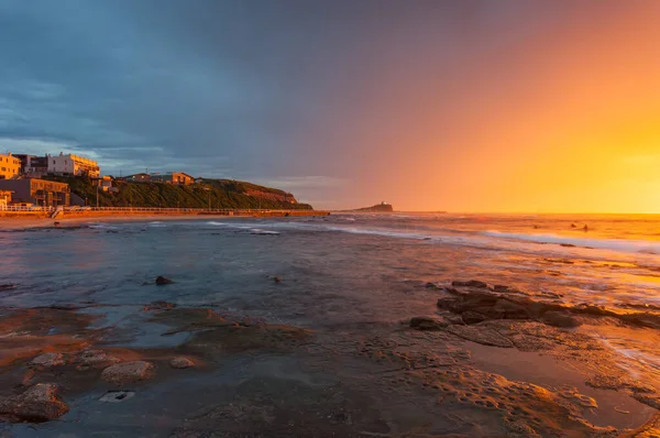 Sonnenaufgang Zum Nobbys Leuchtturm Vom Cowrie Hole Newcastle Nsw Australien — Stockfoto