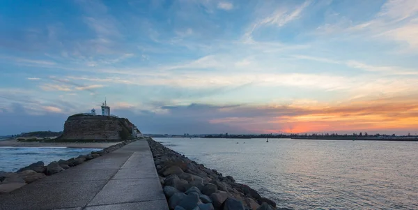 Zachód Słońca Nobbys Breakwall Latarnią Morską Rzeką Hunter Newcastle Miasto — Zdjęcie stockowe