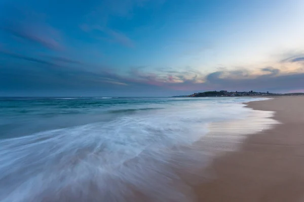 Nobbys Beach Zwielicht Mit Fließenden Wellen Nobbys Beach Ist Einer — Stockfoto