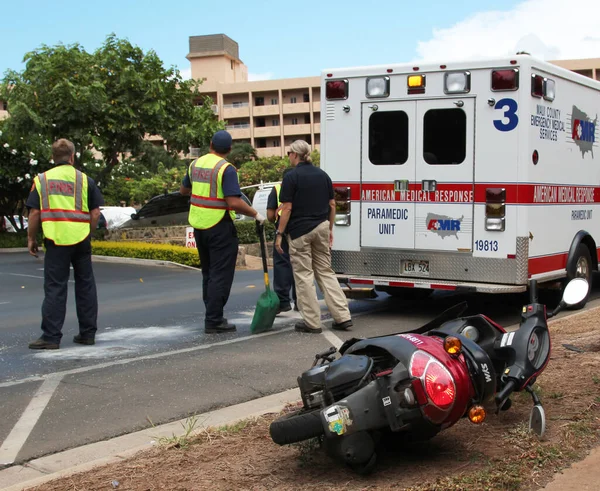 在摩托车交通事故现场有不明身份的急救人员和急救人员 司机幸免于难 图库照片